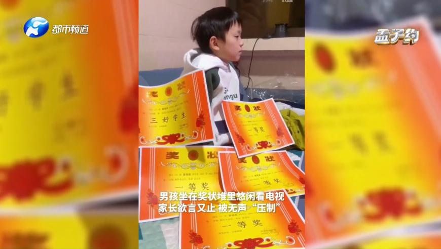 男子马路中间多次肉身拦车被撞飞,澳门藏宝阁正版资料免费大全,展开解析落实_增强版V13.51